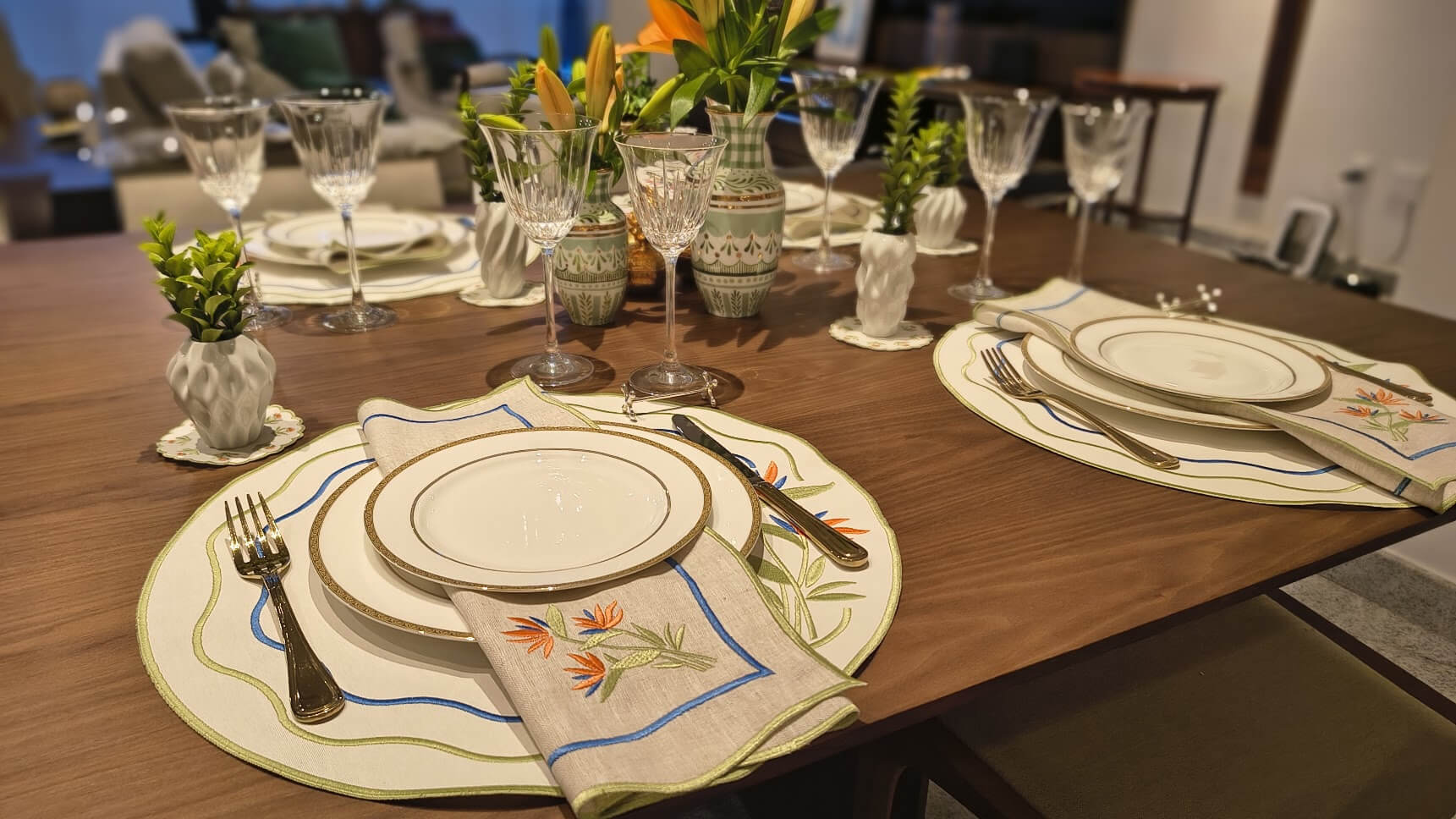 Mesa posta com bordados Linarte para casa